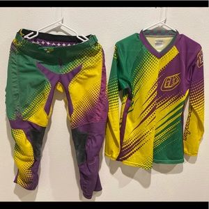 Women (or) girls motocross gear